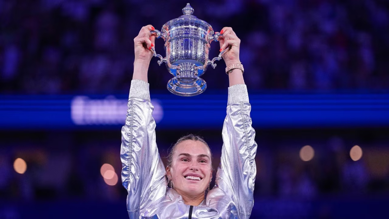 Aryna Sabalenka juara US Open 2025 usai kalahkan Amanda Anisimova, pertahankan gelar dan samai rekor Serena Williams.