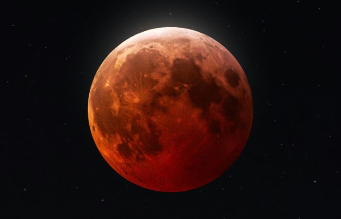 Gerhana bulan total akan terjadi malam ini dan dapat disaksikan masyarat NTB dari rumah