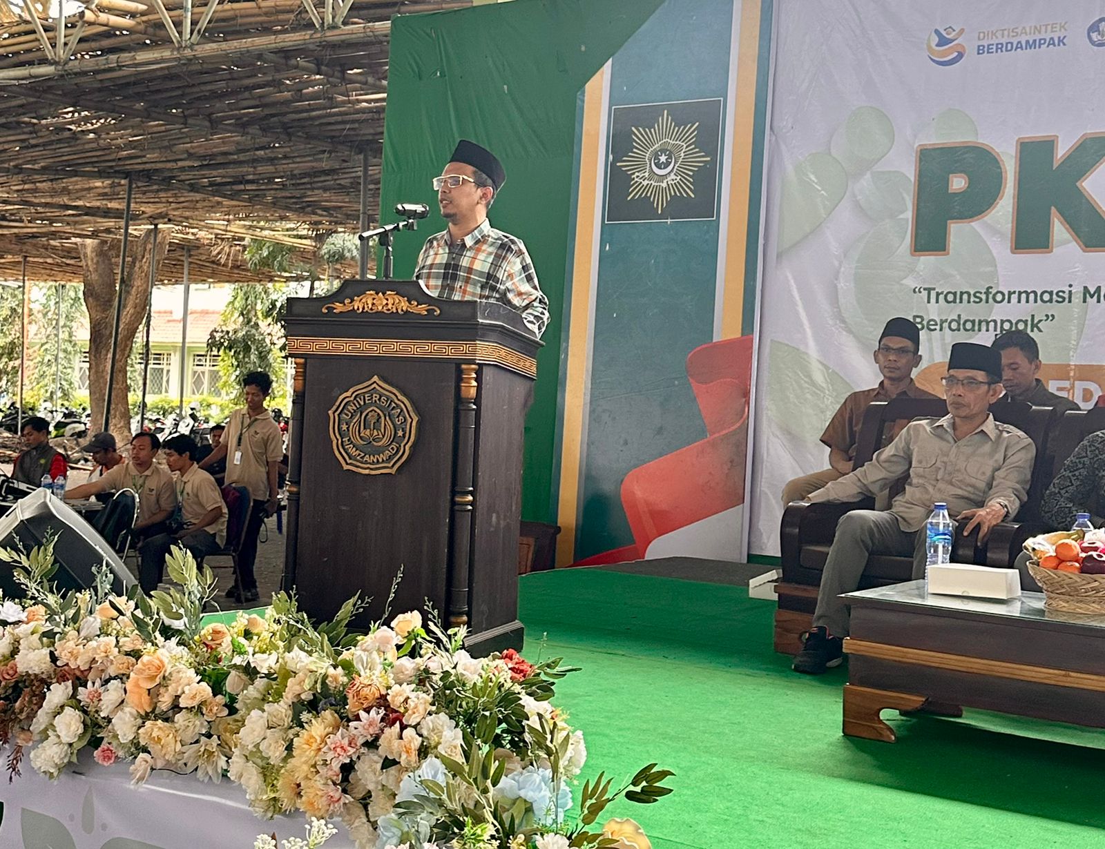 Ketua Umum Yayasan Pendidikan Hamzanwadi Pondok Pesantren Darunnahdlatain (YPH PPD) NWDI Pancor Dr M Djamaluddin menutup kegiatan PKKMB Universitas Hamzanwadi.