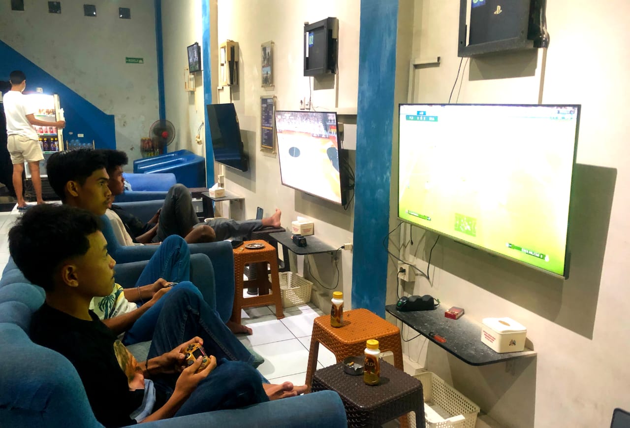 JADI HIBURAN POSITIF: Sejumlah pelanggan sedang asik bermain game PlayStation di lokasi rental Jalan Bung Hatta tak jauh dari Kampus UIN Mataram.