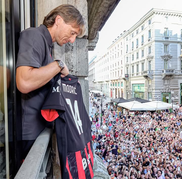 Luka Modric, saat menyapa para fans AC Milan.