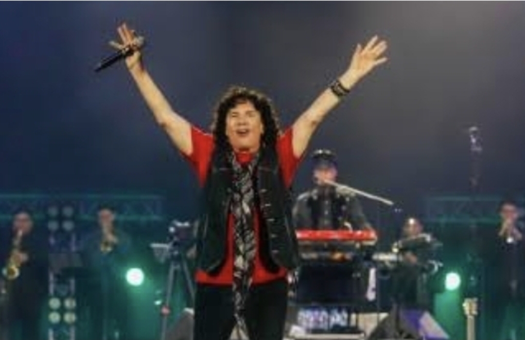 Eric Martin saat tampil di Konser Dewa 19 Featuring All Stars 2.0 Stadion Utama Gelora Bung Karno (SUGBK), Jakarta, Sabtu (6/9/2025). (istimewa)