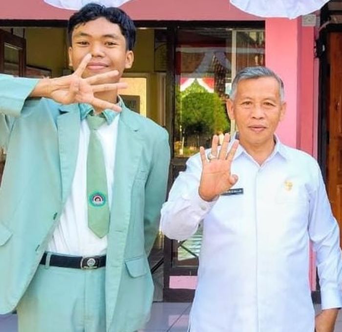 Kepala SMAN 4 Mataram Jauhari Khalid bersama I Gede Galih Pramana Putra di sekolah setempat, belum lama ini. Galih akan mewakili NTB di LDBI nasional.