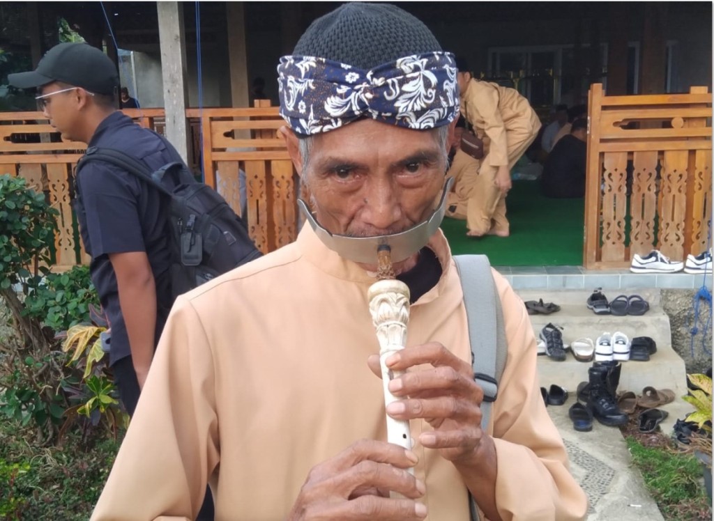 MAESTRO TEROMPET: Abah Udin saat menunjukkan kepiawaiannya memainkan terompet.