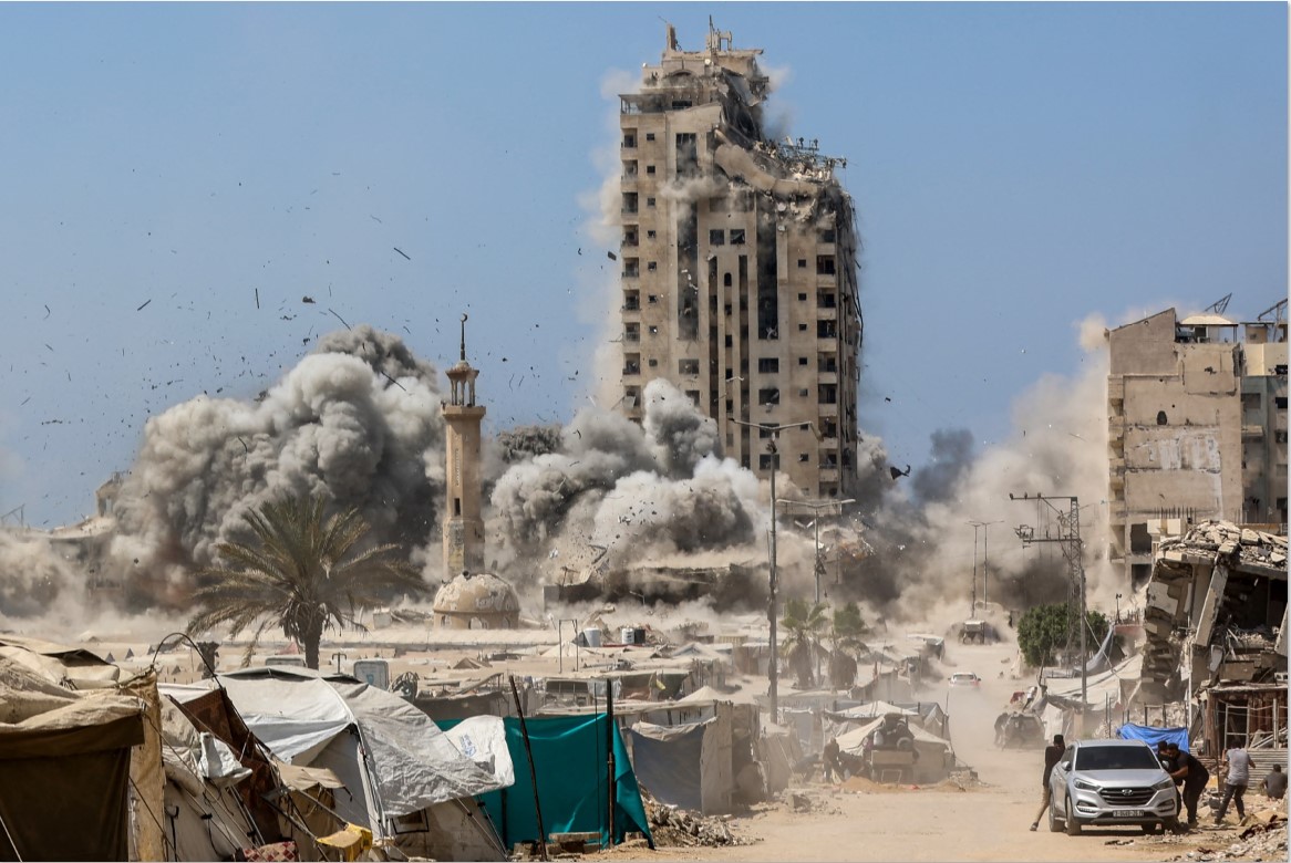 HANCUR: Asap mengepul dari Menara Mushtaha di Kota Gaza setelah dibom Israel pada Jumat (5/9). Akibatnya, hampir tidak ada lagi tempat aman warga Palestina di Gaza.