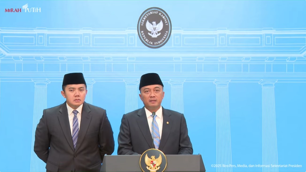 Menteri Sekretaris Negara Prasetyo Hadi dan Sekretaris Kabinet (Seskab) dipegang oleh Teddy Indra Wijaya memberikan pengumuman kepada rekan media di Istana Negara.