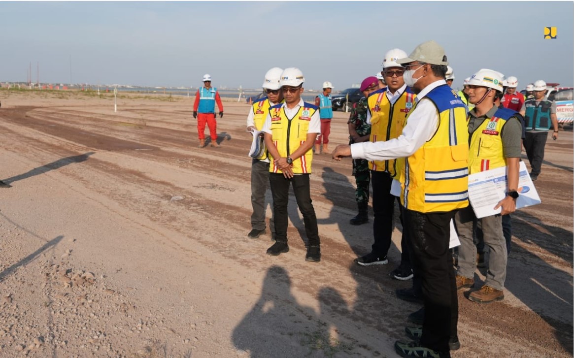 SIDAK LAPANGAN: Menteri PU Dody Hanggodo meninjau progres pembangunan Jalan Tol Semarang-Demak.
