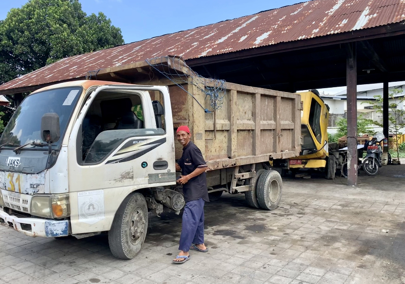 Armada truk pegangkut sampah akan diganti dengan traga.