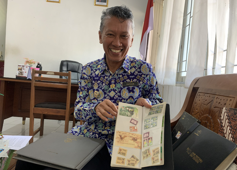 Sapoan, Camat Gerung menunjukkan koleksi perangkonya.