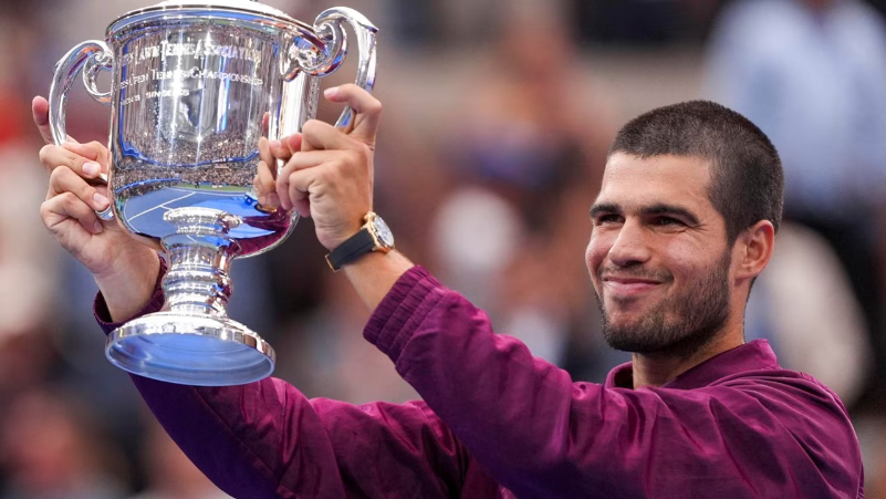 Carlos Alcaraz kalahkan Jannik Sinner di final US Open 2025. Raih gelar Grand Slam keenam sekaligus kembali ke peringkat 1 dunia.