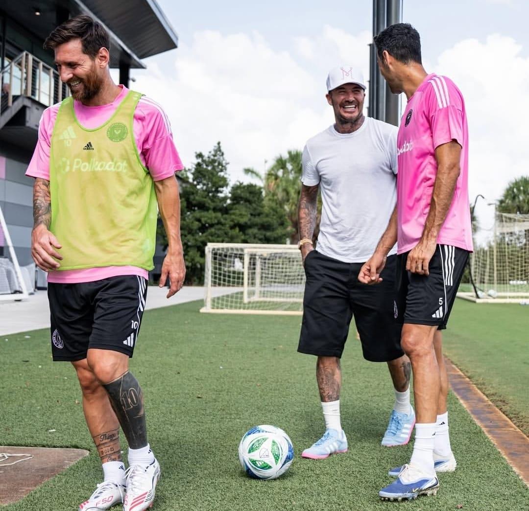 Lionel Messi (kiri) bersama David Beckham (tengah) dan salah seorang pemain Inter Miami.