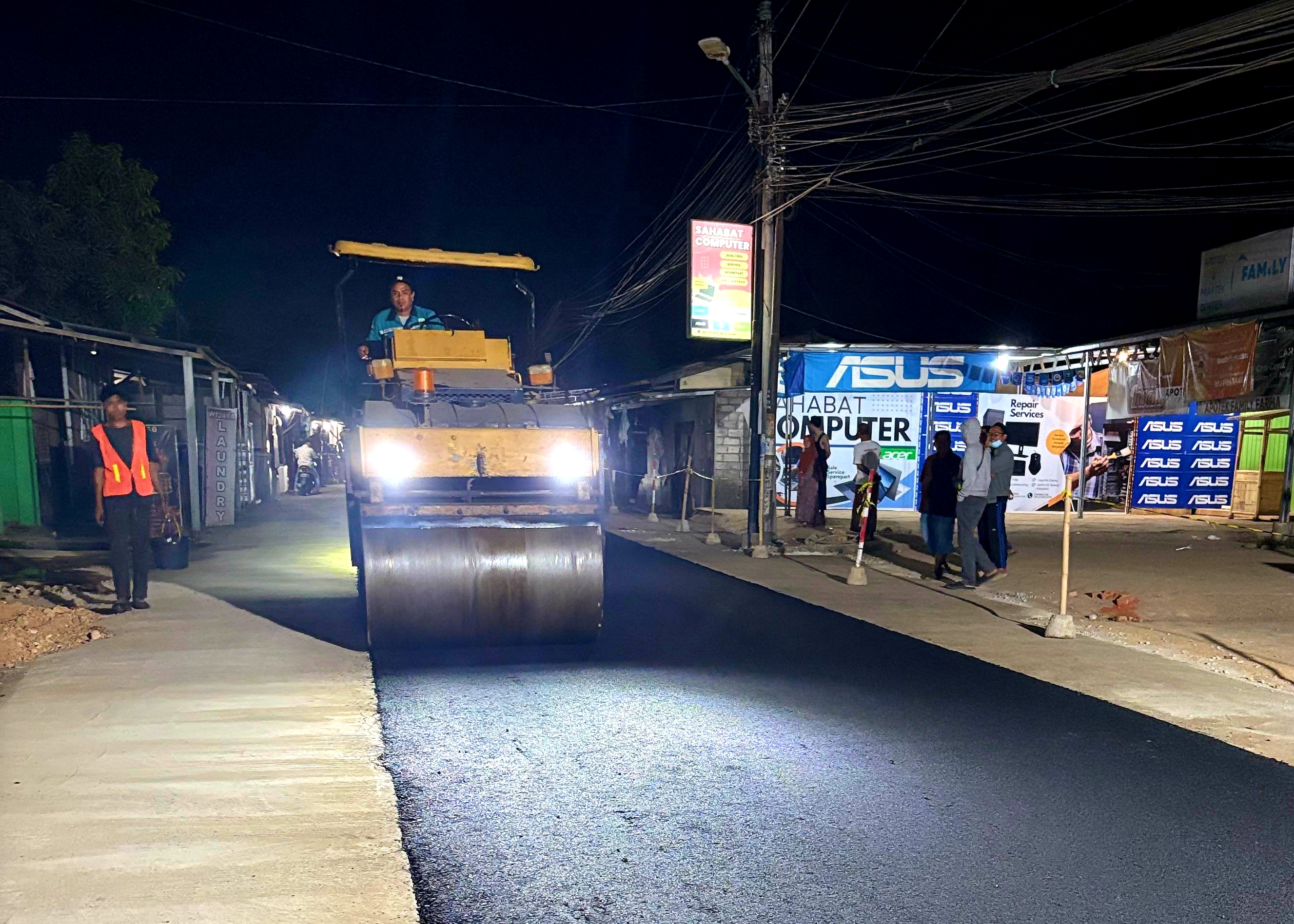 SUDAH BAGUS: Beginilah kondisi Jalan Terong Tawah yang kini sudah diaspal bagian segmen satu oleh Pemkab Lombok Barat. Pengaspalan dilakukan malam hari.