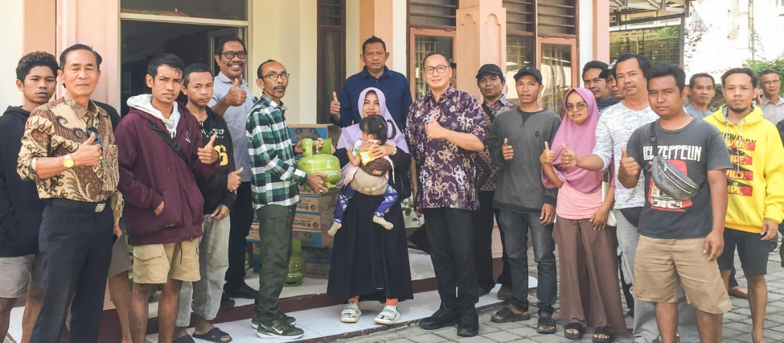 SIMBOLIS: Mewakili Wali Kota Mataram Plt Kepala Pelaksana BPBD Ahmad Muzaki menyerahkan bantuan pada korban banjir Karang Jero dan Pamotan didampingi Kepala Dinas Perkim M Nazaruddin