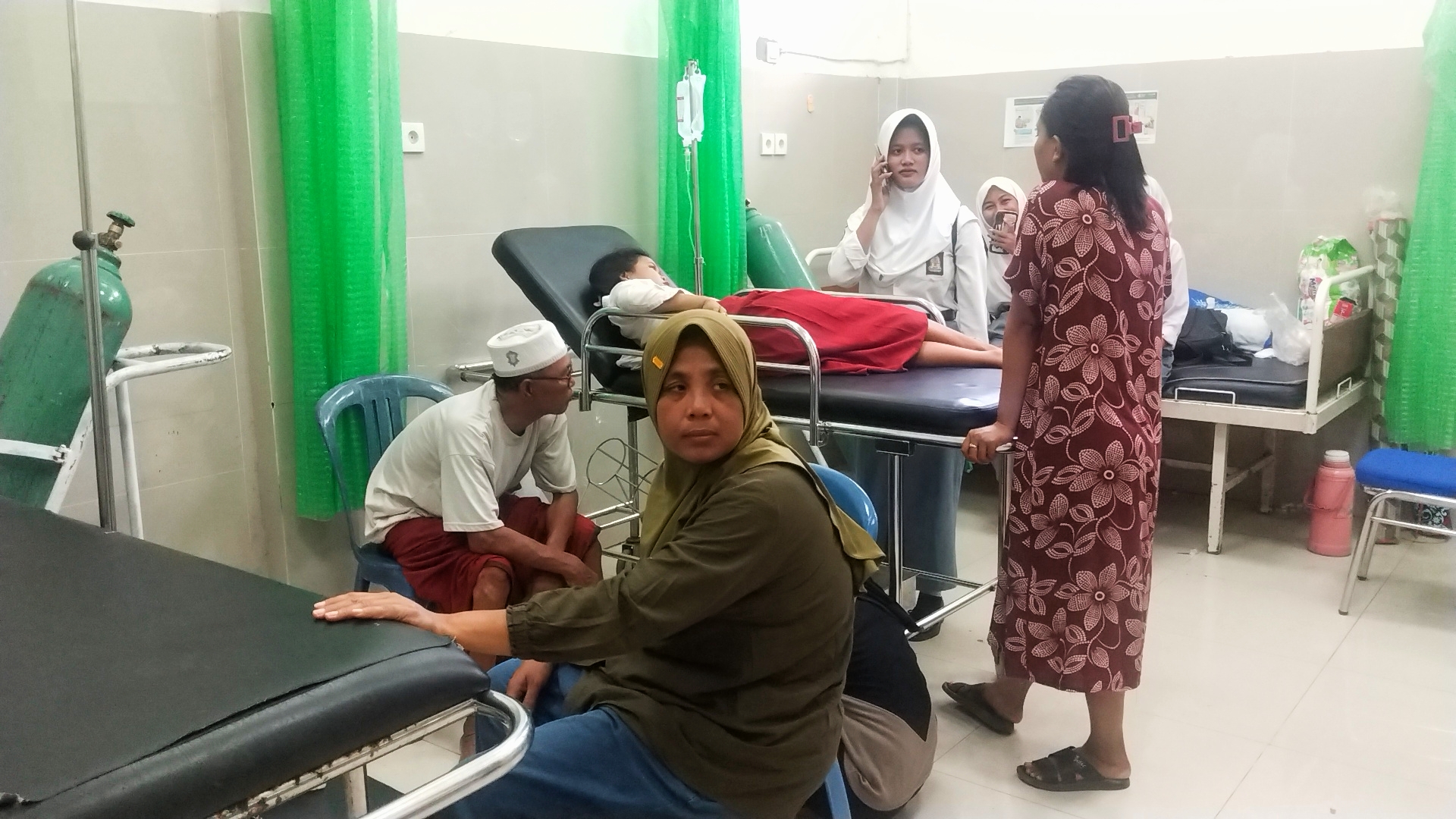 KESEHATAN: Sejumlah pasien mendapat perawatan kesehatan di Puskesmas Penujak. Loteng, beberapa waktu lalu.