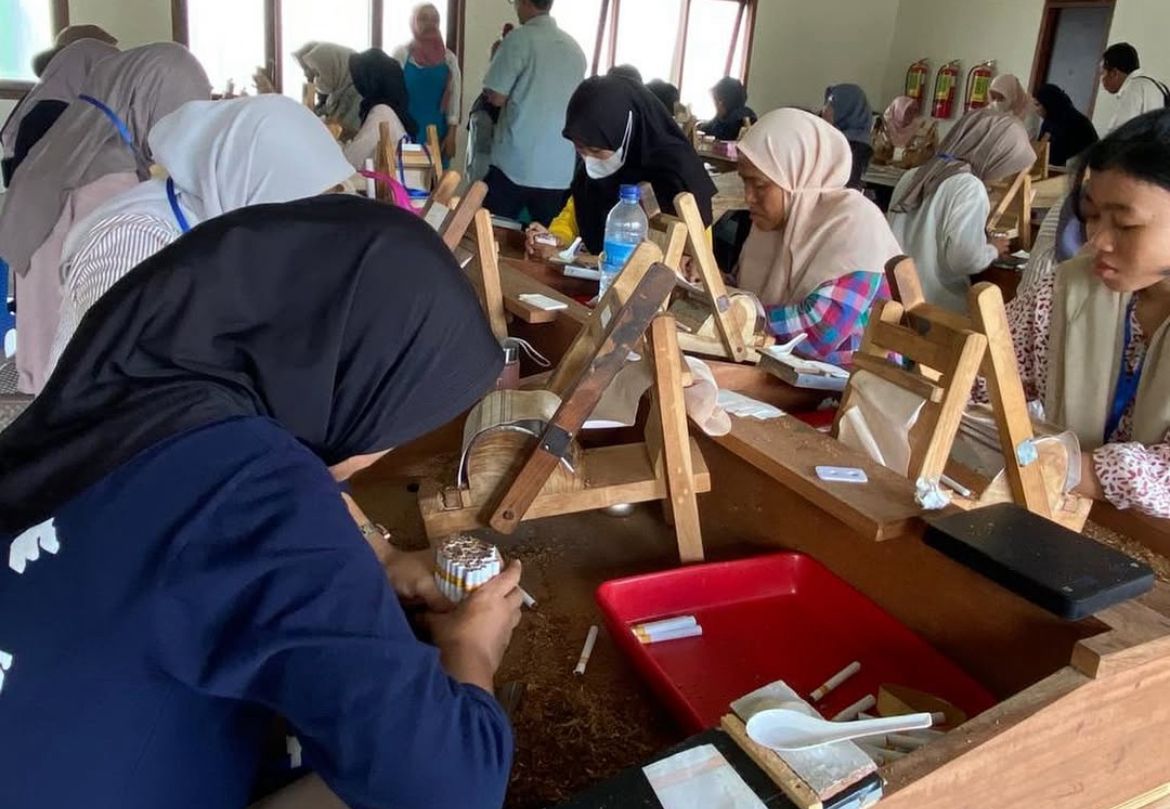 PENINGKATAN SDM: Kegiatan pelatihan peningkatan SDM proses produksi primer olahan tembakau berupa rokok, belum lama ini.