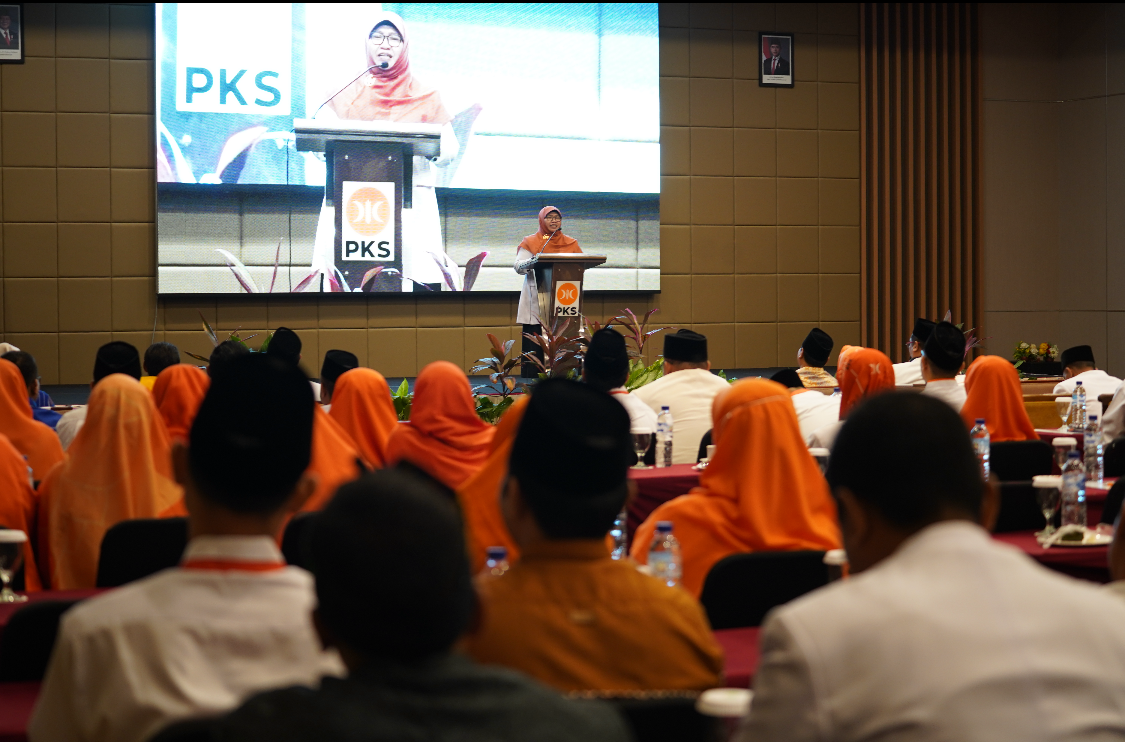 ORASI: Hj. Istiningsih menyampaikan pidato politik usai resmi terpilih sebagai Ketua DPD PKS Kota Mataram periode 2025&ndash;2030 dalam forum MUSDA VI yang digelar di Mataram, Minggu (7/9).