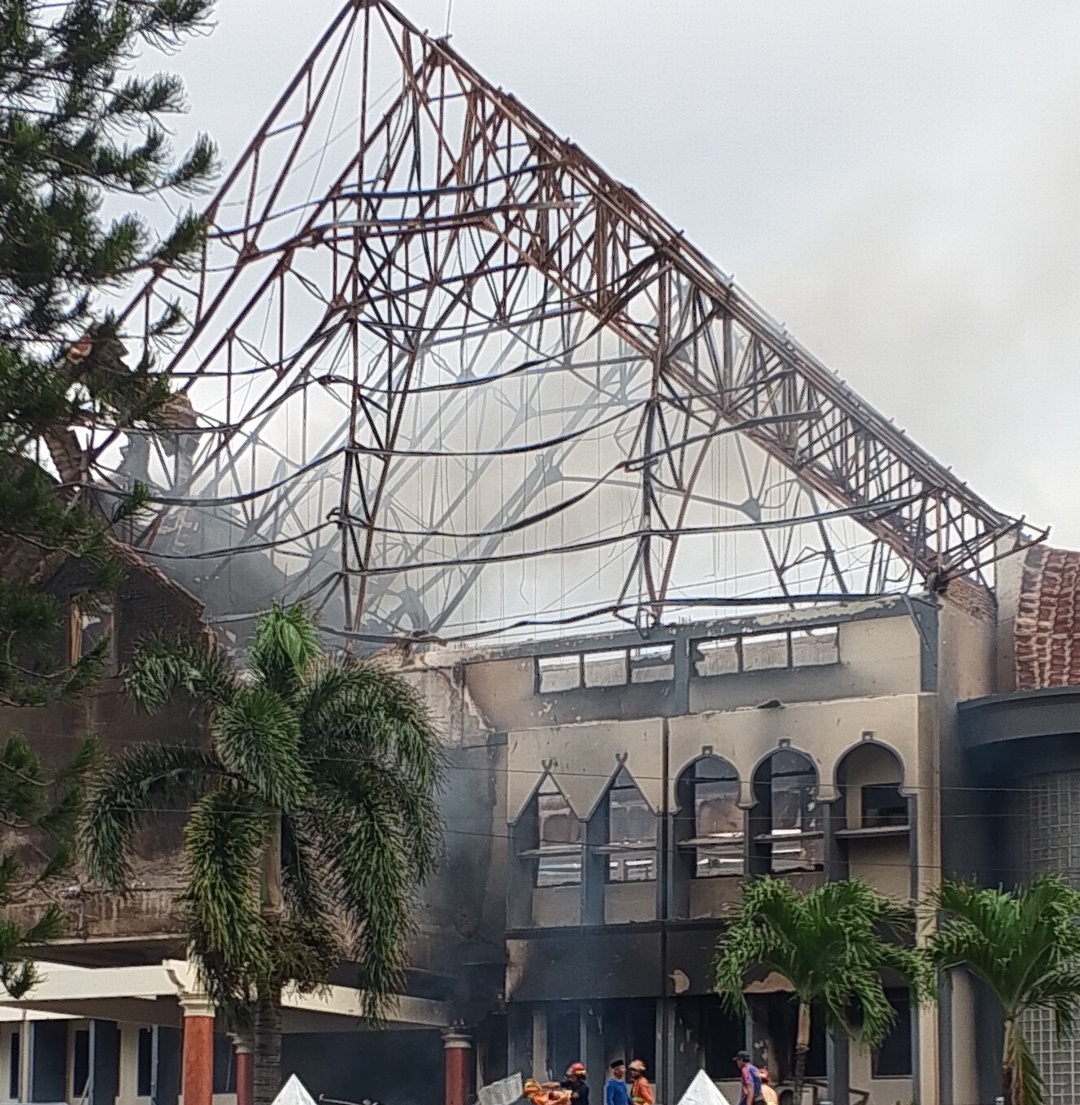 DIUSUT POLISI: Sejumlah masyarakat melihat gedung DPRD NTB yang terbakar saat aksi demo, beberapa waktu lalu.