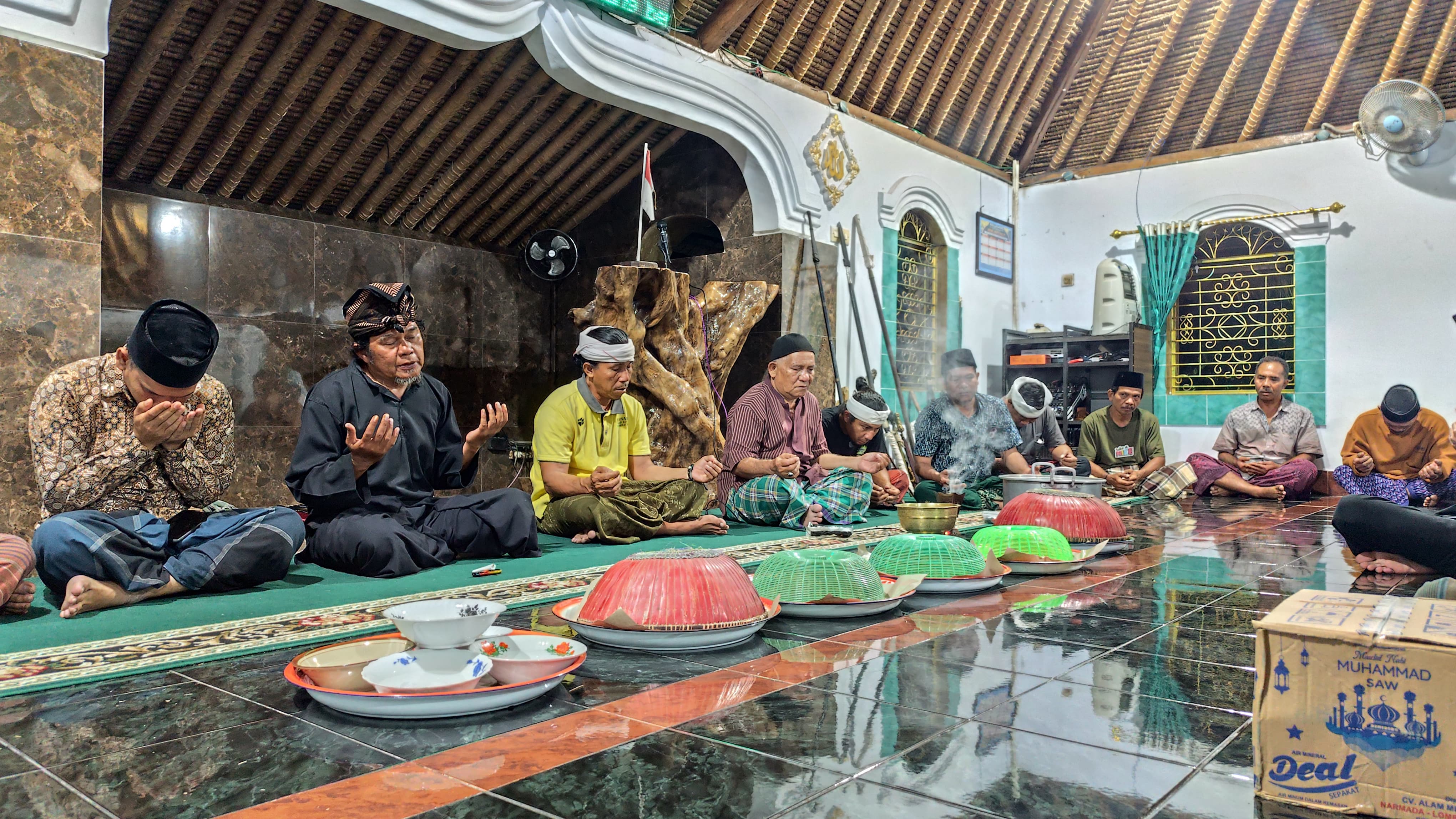 Tokoh adat Desa Songak, saat memimpin acara maulid adat sebelum melakukan ritual Senjarik Minyak dan Wukuf Gegaman di Masjid Kuno Desa Songak, Sabtu malam (6/9)