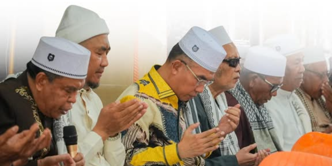 BERMUNAJAT: Wakil Wali Kota Mataram TGH Mujiburrahman memanjatkan doa bersama jamaah lainnya, Sabtu (6/9).