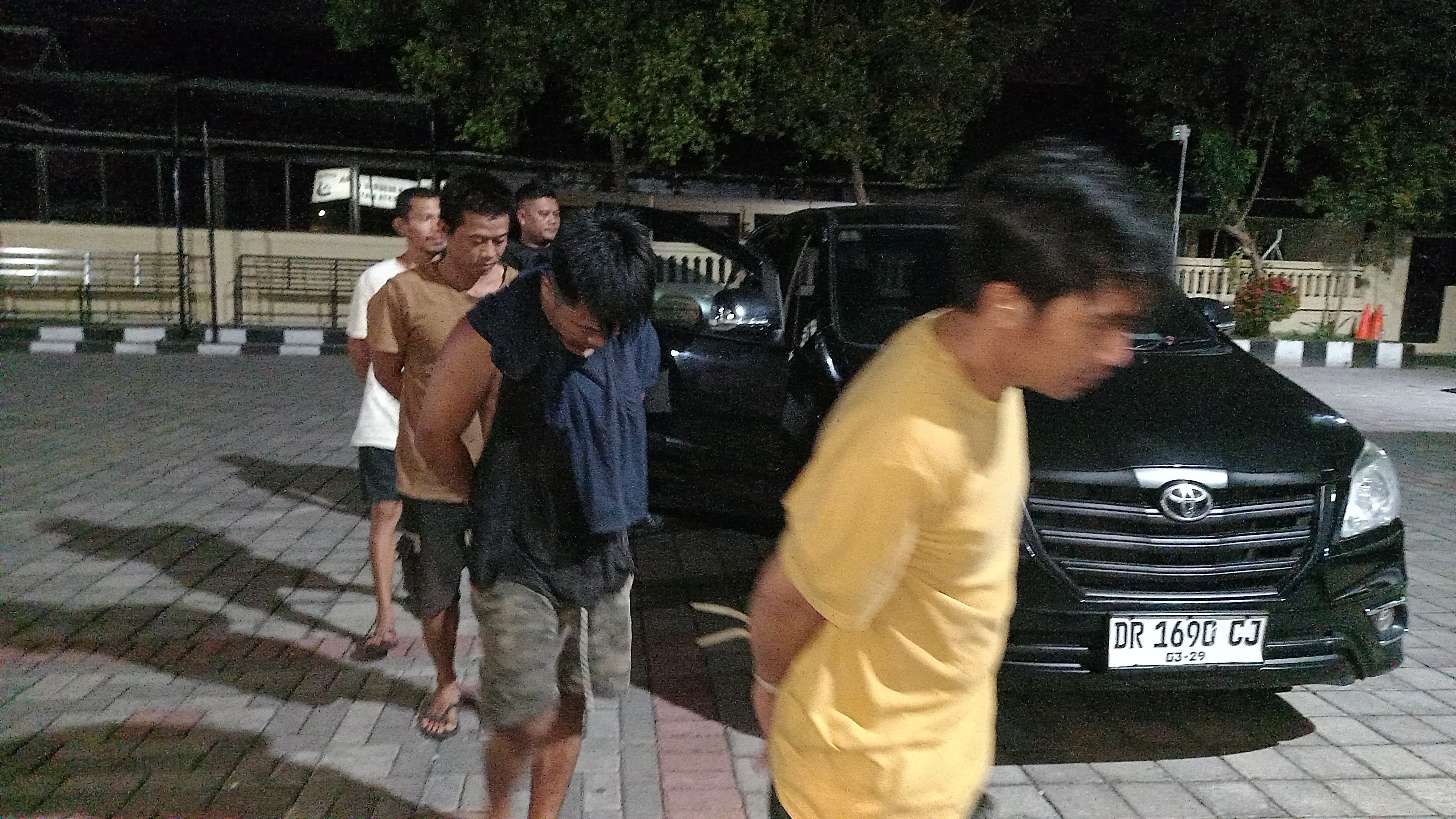 DIBORGOL: Empat orang terduga pengedar sabu diamankan ke Mapolresta Mataram setelah ditangkap, Sabtu malam (6/9).&nbsp;