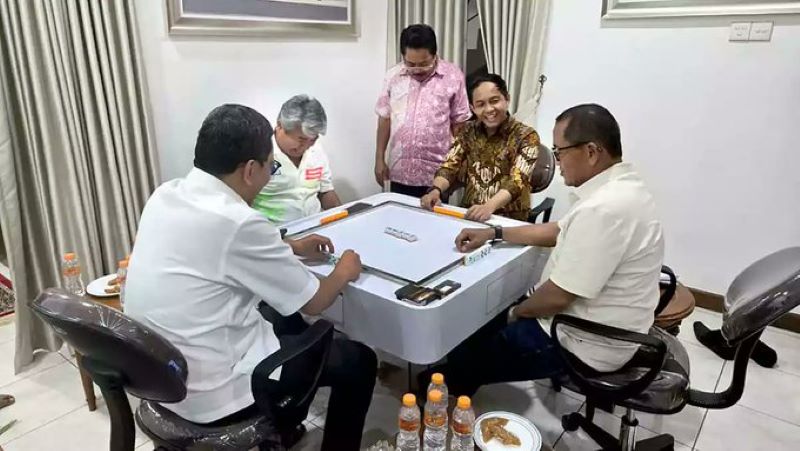 Foto Menteri LHK Raja Juli Antoni bermain domino bersama Aziz Wellang, tersangka pembalakan liar, viral dan picu kontroversi!