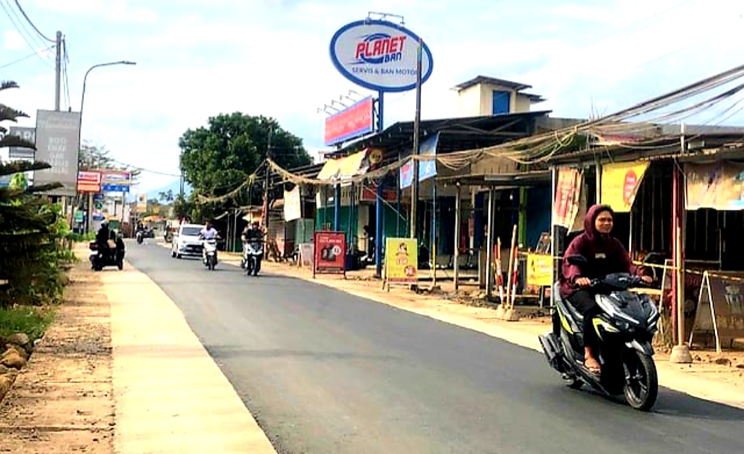 MULUS: Sejumlah pengendara tengah melintas di Jalan Terong Tawah yang baru selesai diaspal, Minggu (7/9).