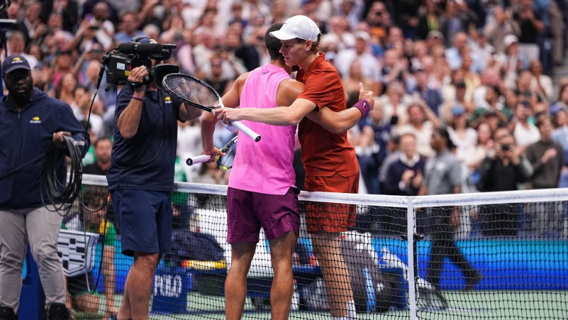 Jannik Sinner siap bangkit usai kalah di final US Open 2025 dari Carlos Alcaraz, bidik balas dendam dan kembali ke peringkat 1 dunia.