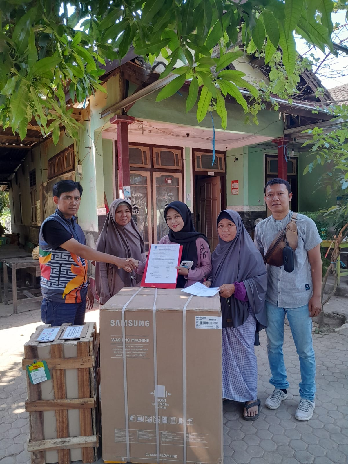 Dispora NTB menyerahkan bantuan mesin laundry kepada pemuda NTB untuk mencetak wirausaha sukses.
