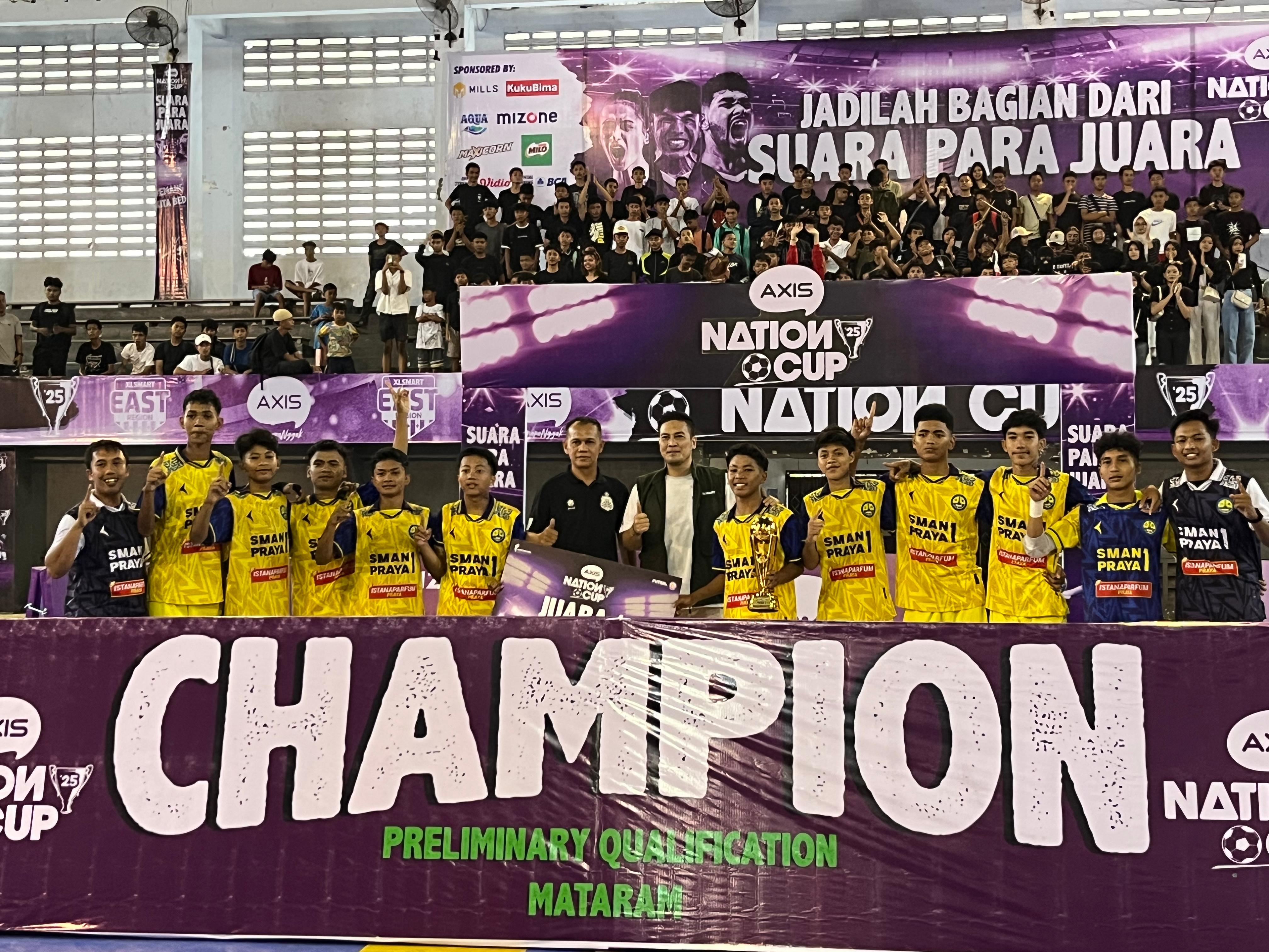 : Head of Sales XLSMART Area NTB Donny Darmawan (tujuh kanan) berfoto bersama dengan tim futsal SMAN 1 Praya, juara turnamen futsal ANC 2025 Region NTB, Minggu (7/9).