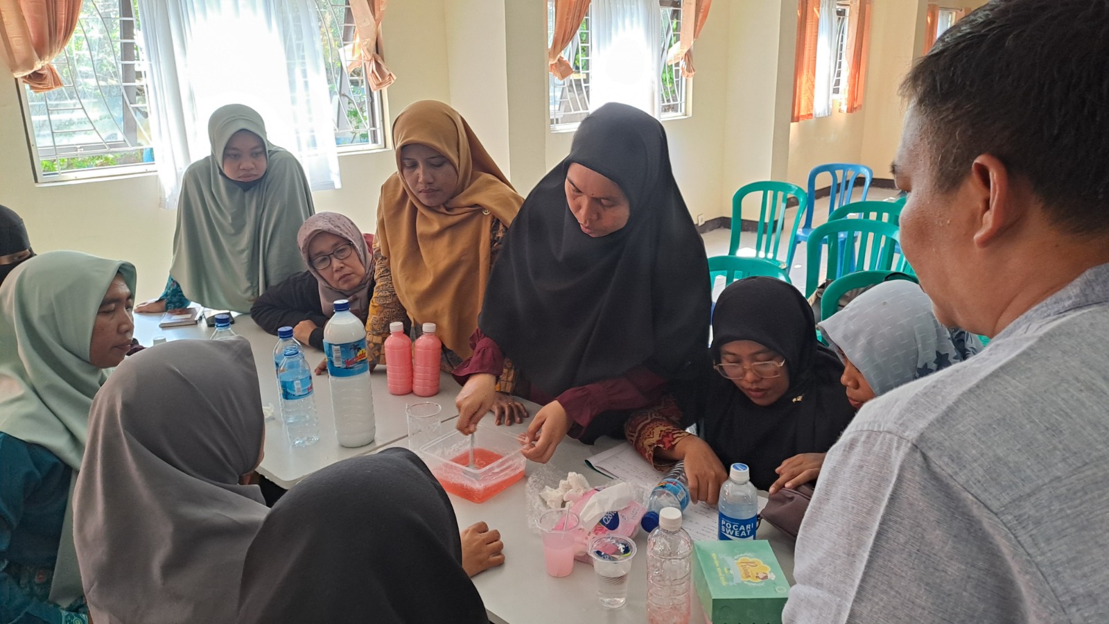 LANGSUNG PRAKTIK:  Sebanyak 25 guru kimia anggota MGMP Kabupaten Lombok Tengah antusias mengikuti sesi praktikum selama Program Pengabdian Masyarakat yang digelar Universitas Pendidikan Mandalika