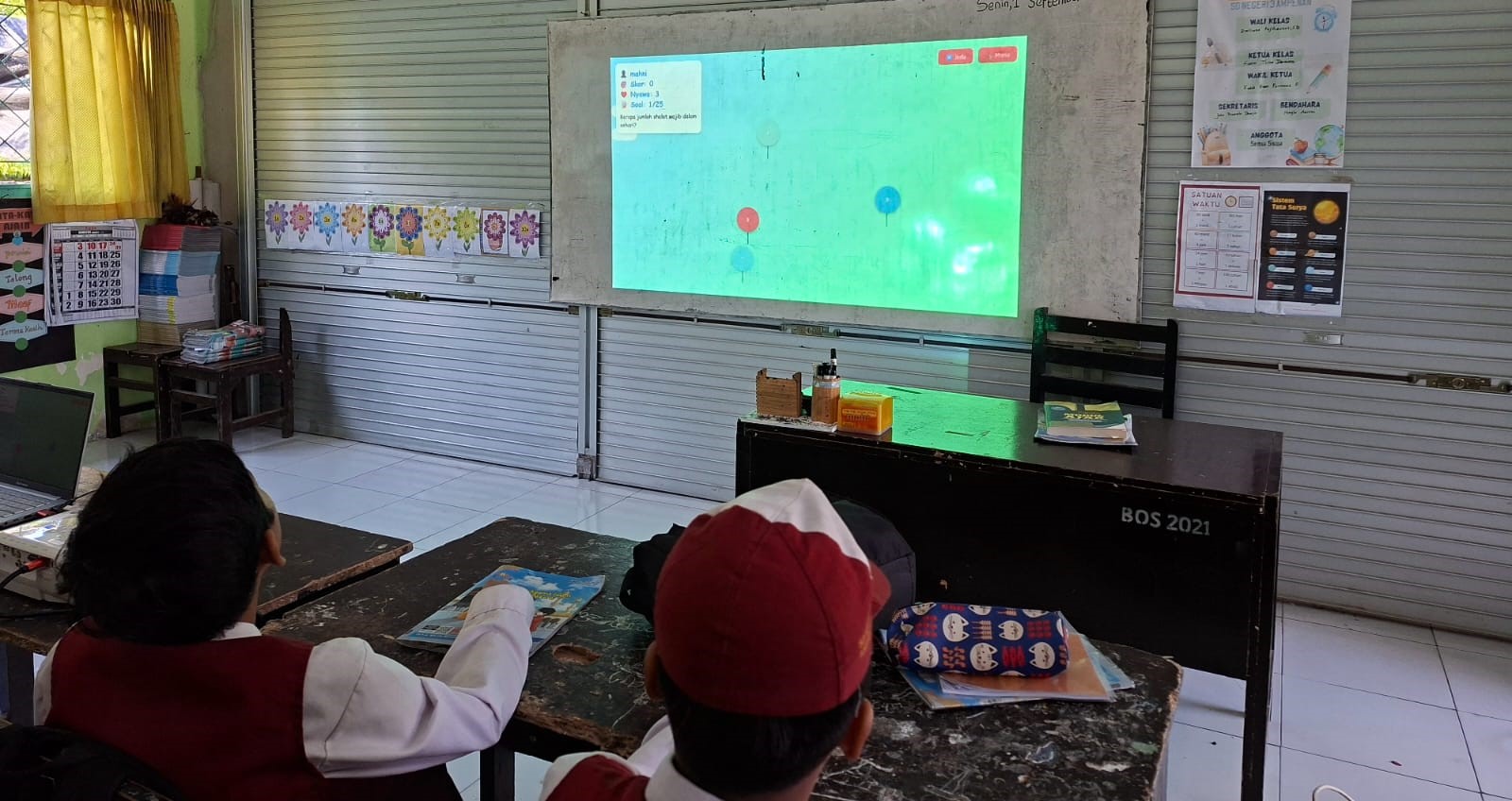 Siswa SDN 3 Ampenan melaksanakan kegiatan belahar belajar dengan melihat video. Guru SDN 3 Ampenan manfaatkan AI lewat Canva yang membuat pembelajaran lebih menarik dan interaktif.