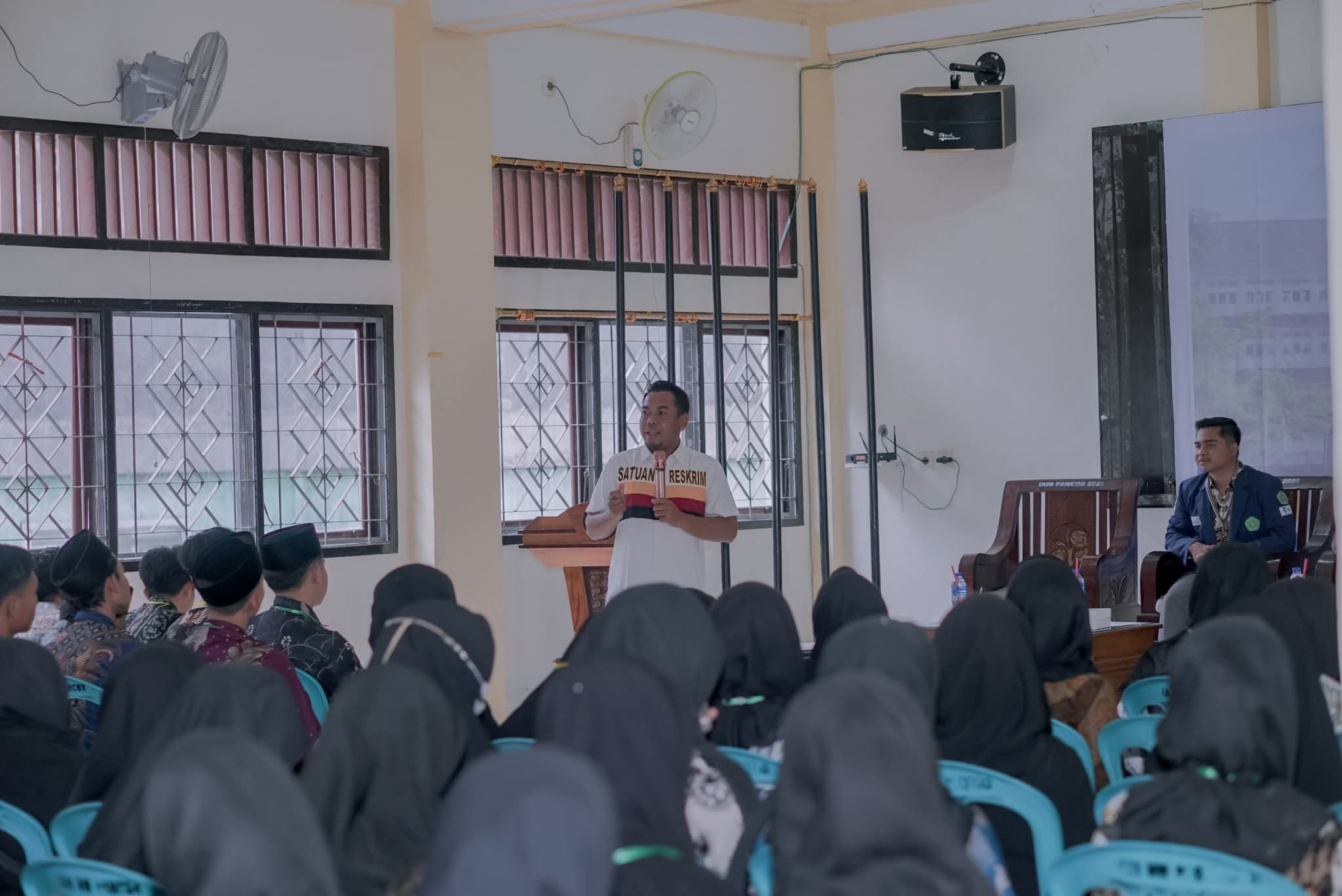 Salah seorang pemateri dari Unit PPA Polres Lotimbsaat memberikan materi kepada mahasiswi baru di IAH Pancor terkait Kekerasan Seksual pada seminar keperempuanan tentang kekerasan seksual