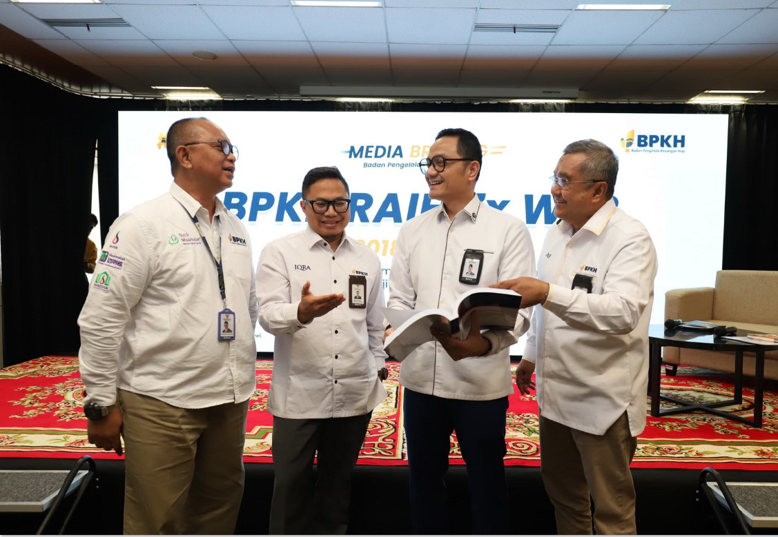 DANA HAJI: Kepala BPKH Fadlul Imansyah (dua dari kanan) didampingi jajarannya saat menjelaskan investasi dana haji, Senin (8/9).