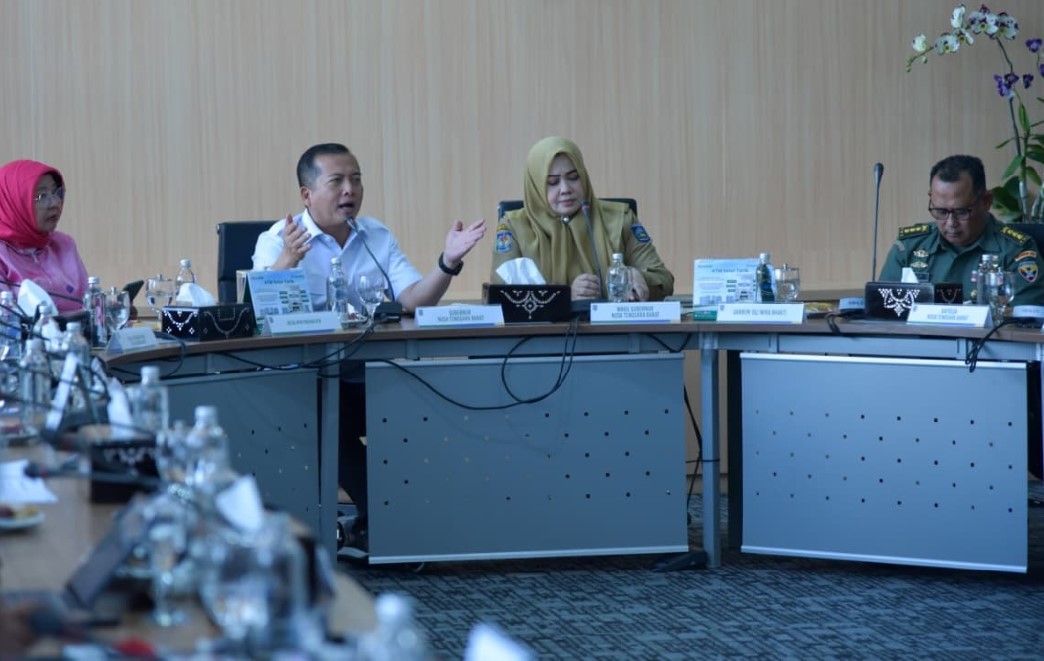 SAMAKAN PANDANGAN: Gubernur NTB Lalu Muhamad Iqbal (tiga dari kiri), saat memimpin rakor persiapan gelaran MotoGP Mandalika 2025, di aula Hajar Aswad Bank NTB Syariah,&nbsp;Senin&nbsp;(8/9).