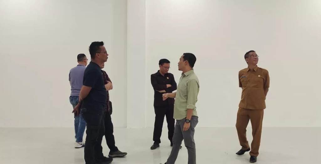 LIDIK: Tim Bidang Pidsus Kejati NTB turun mengecek kondisi gedung DPRD Lombok Utara, beberapa waktu lalu.&nbsp;