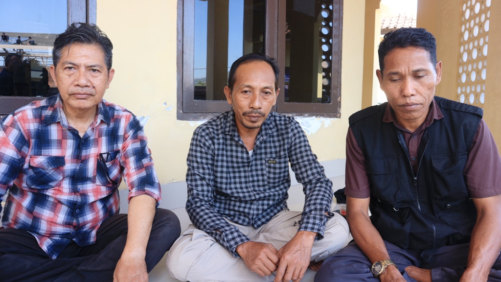 TUNTUT KEADILAN: Keluarga almarhum Brigadir Esco saat memberikan keterangan kepada wartawan. Mereka berencana mendatangi pihak Polda NTB menanyakan kejelasan penanganan kasus kematian Brigadir Esco.