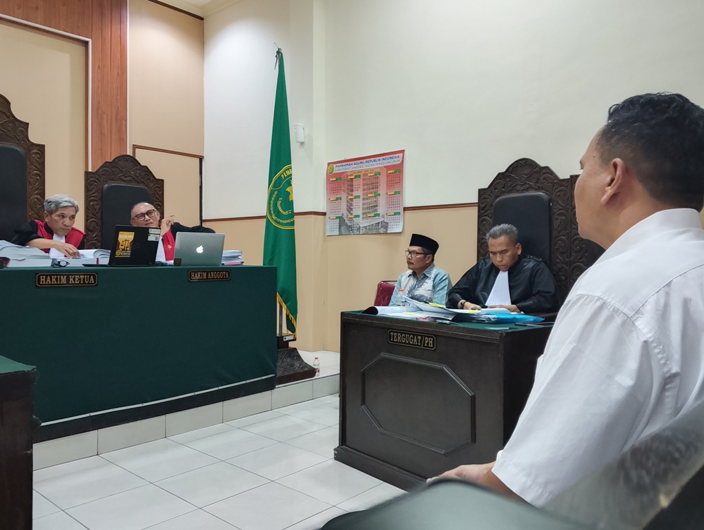 BERIKAN KESAKSIAN: Terdakwa korupsi pengelolaan lahan NCC Dolly Suthajaya memberikan kesaksian untuk terdakwa Rosiady Sayuti di PN Tipikor Mataram, Senin (8/9).&nbsp;