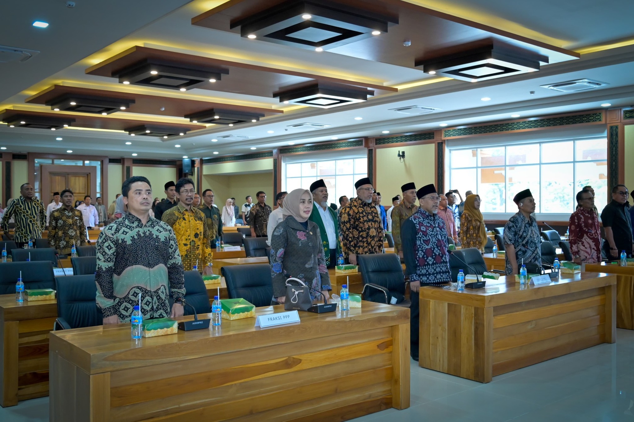 WAKIL RAKYAT: Para anggota DPRD NTB saat mengikuti rapat paripurna dengan agenda penyampaian KUA-PPAS APBD Tahun Anggaran 2025, pekan lalu.