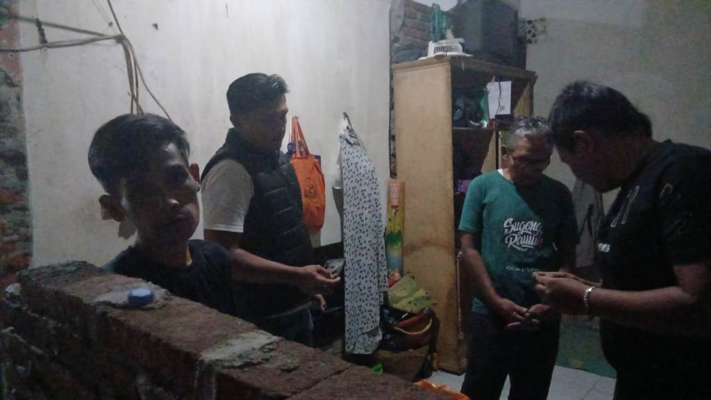 CARI BARANG BUKTI: Polisi menggeledah terduga pengedar sabu berinisial H di kamar rumahnya, Monjok, Kota Mataram, Senin (8/9).&nbsp;