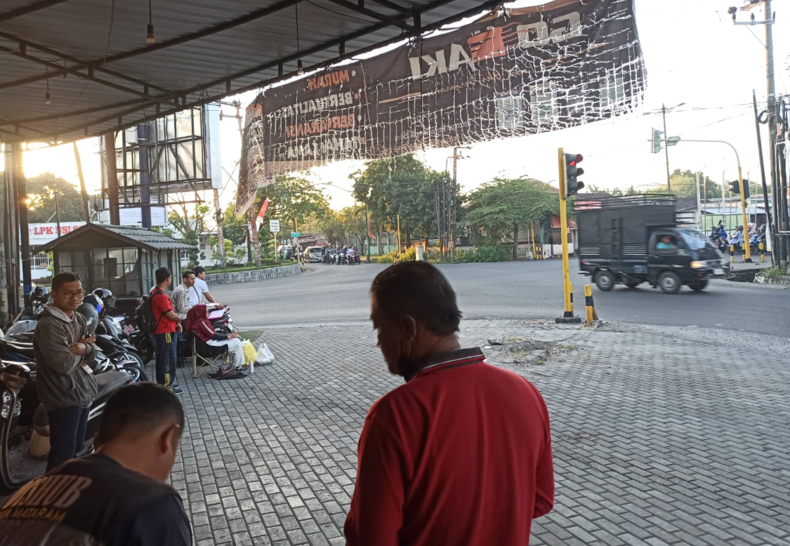 Pencatatan arus kendaraan di simpang strategis Kota Mataram, bagian dari survei Dishub untuk optimasi lampu lalu lintas dan rencana tata transportasi.