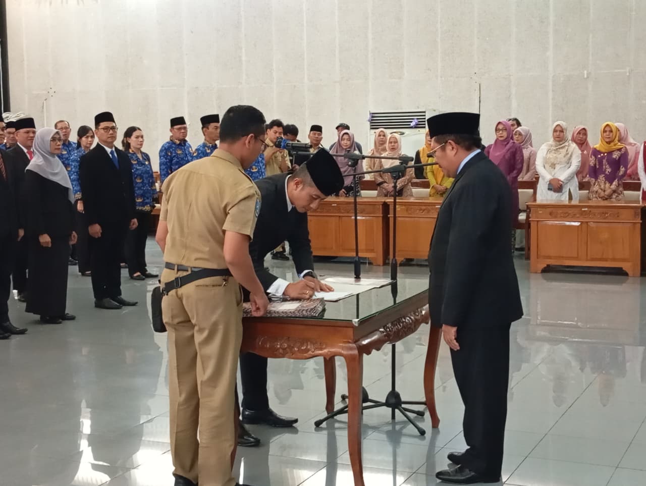 DAPAT AMANAH: I Ketut Rauh saat menandatangani kontrak kinerja usai dilantik menjadi Kasatpol PP oleh Bupati Lombok Barat Lalu Ahmad Zaini, Senin (8/9).