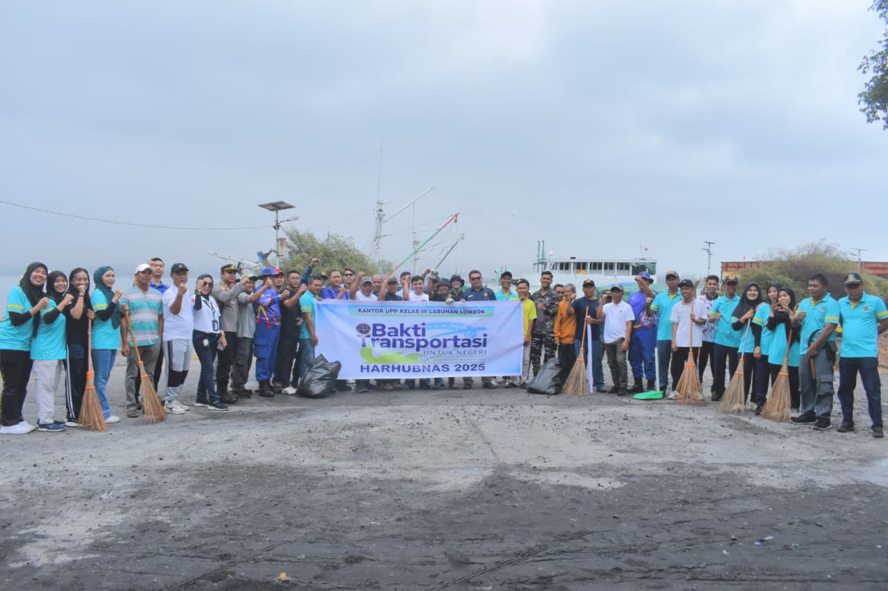 Kegiatan bersih-bersih pelabuhan ini berlangsung di Pelabuhan Kayangan dan melibatkan berbagai unsur, mulai dari Kapolsek KP3 Pelabuhan Kayangan, Polairud Polres Lombok Timur, GM DLU. (ist)