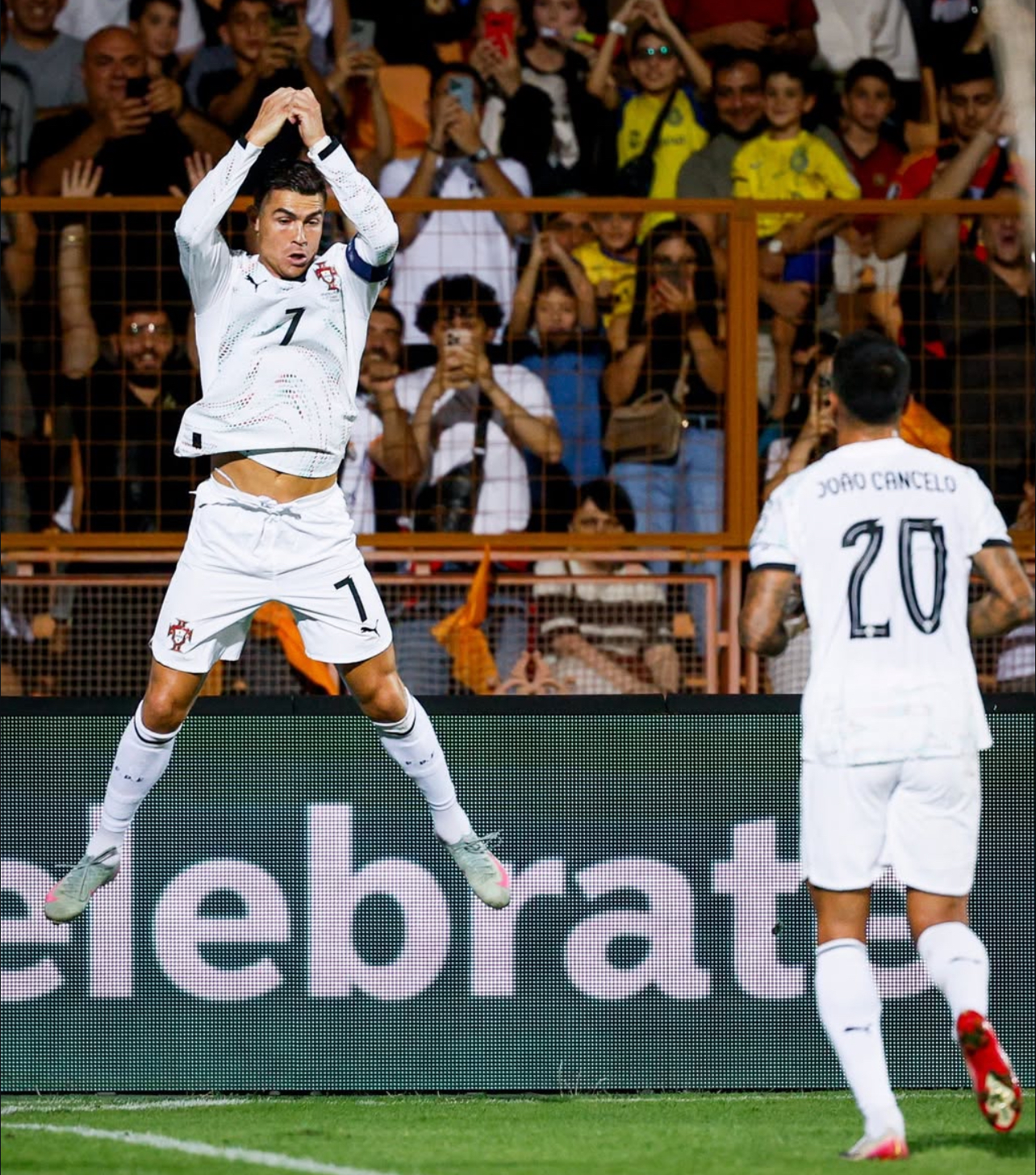 Selebrasi ikonik Cristiano Ronaldo saat menjebol gawang Armenia.