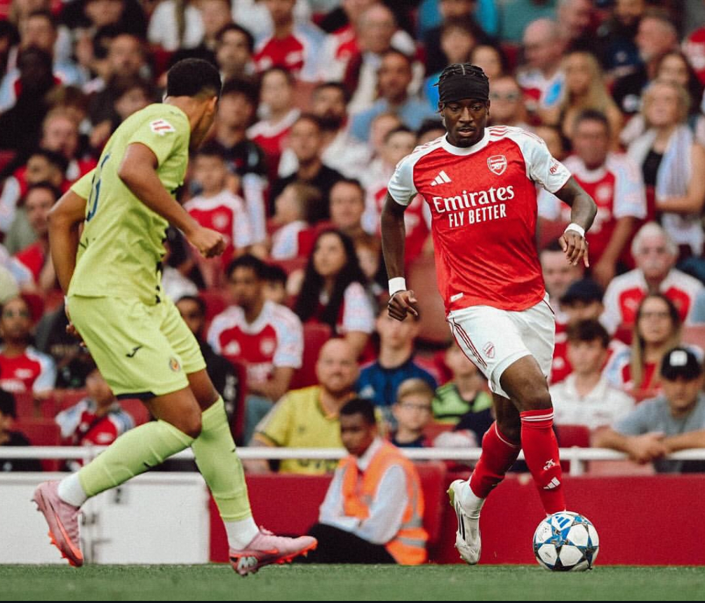 Noni Madueke saat membela Arsenal pada laga perdananya.