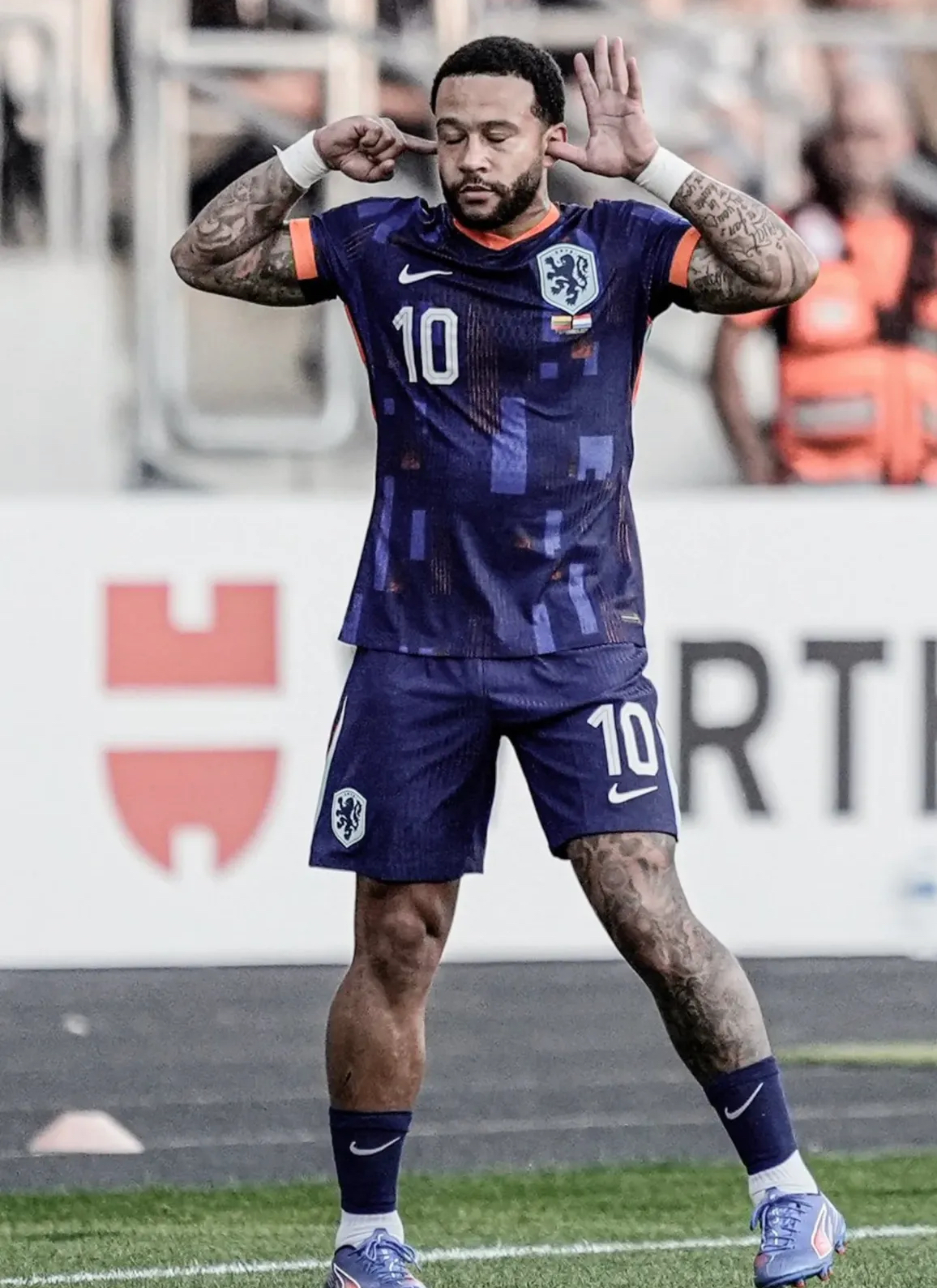 Selebrasi Memphis Depay saat berhasil menjebol gawang Lituania.