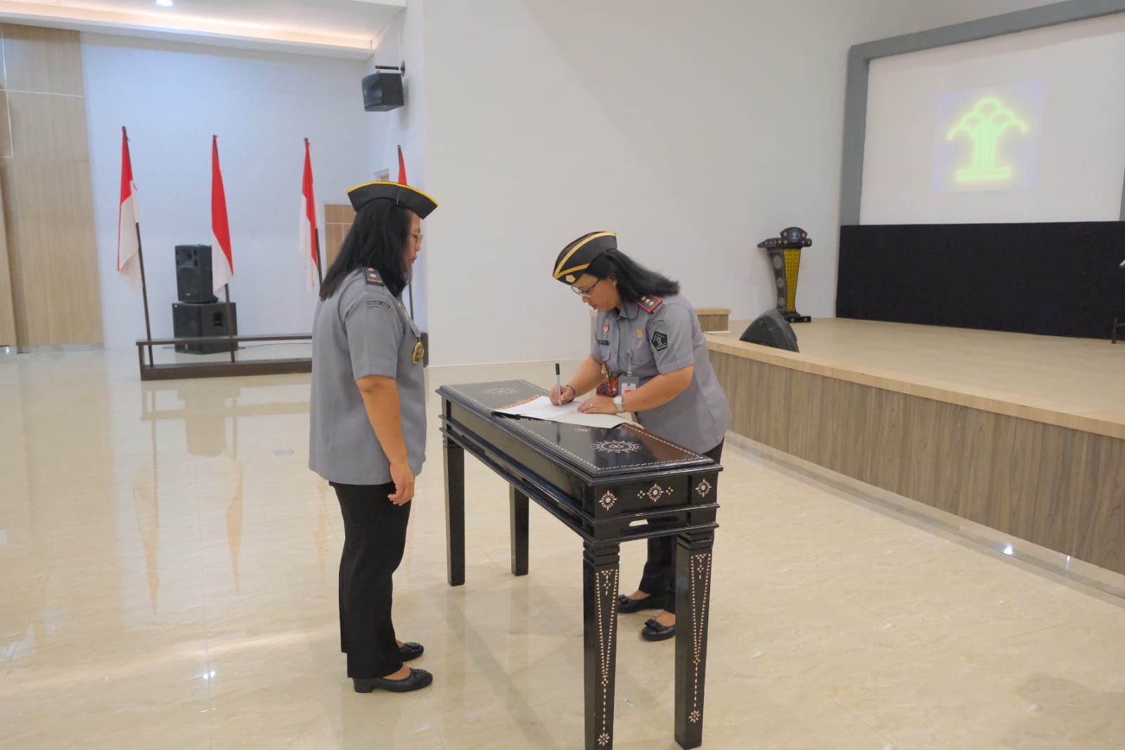 Kanwil Kemenkum NTB menggelar acara Penandatanganan Perjanjian Kinerja antara Kepala Kantor Wilayah (Kakanwil) dengan Kepala Divisi Pelayanan Hukum (Kadiv Yankum), Senin (8/9).