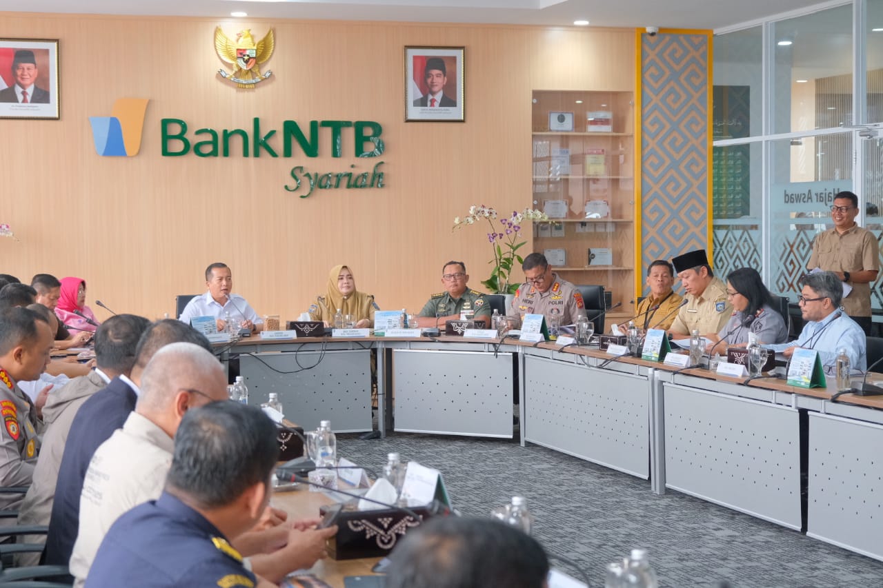 Rakor persiapan penyelenggaraan MotoGP Mandalika 2025 berlangsung di Ruang Rapat Hajar Aswad, Bank NTB Syariah, dan dipimpin langsung oleh Gubernur NTB, Lalu Muhamad Iqbal.
