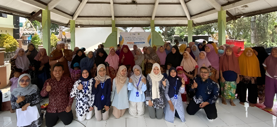 SOSIALISASI: Tim PKM Universitas Hamzanwadi berfoto bersama peserta sosialisasi dan pendampingan mie analog di Desa Masbagik Timur, Senin (8/9).