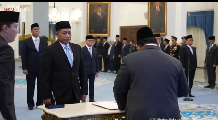 Presiden Prabowi Subianto resmi melantik Ferry Juliantono sebagai Menteri Koperasi, Senin (8/9).