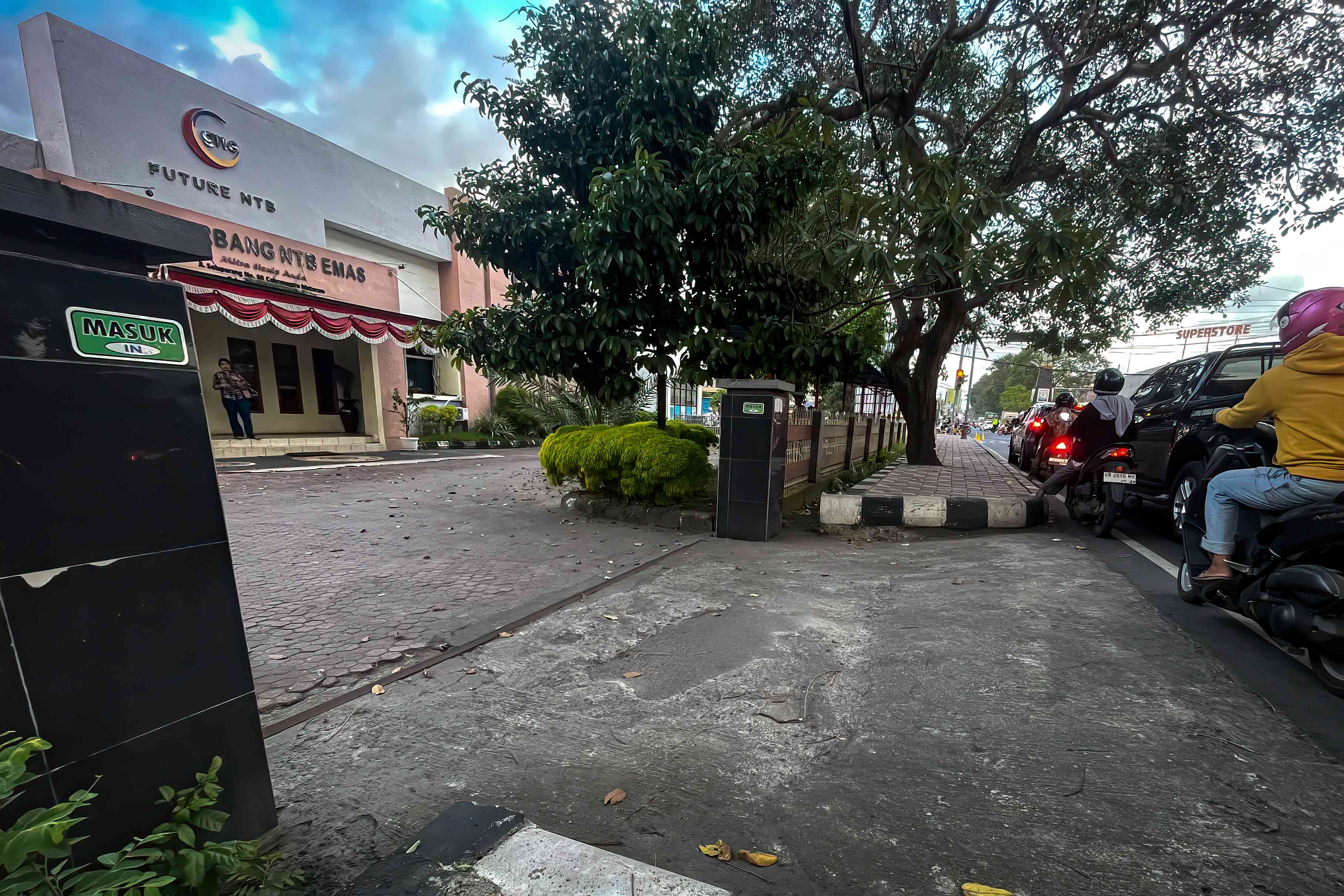 MILIK DAERAH: Tampak depan Kantor GNE di Mataram, yang merupakan BUMD Provinsi NTB.